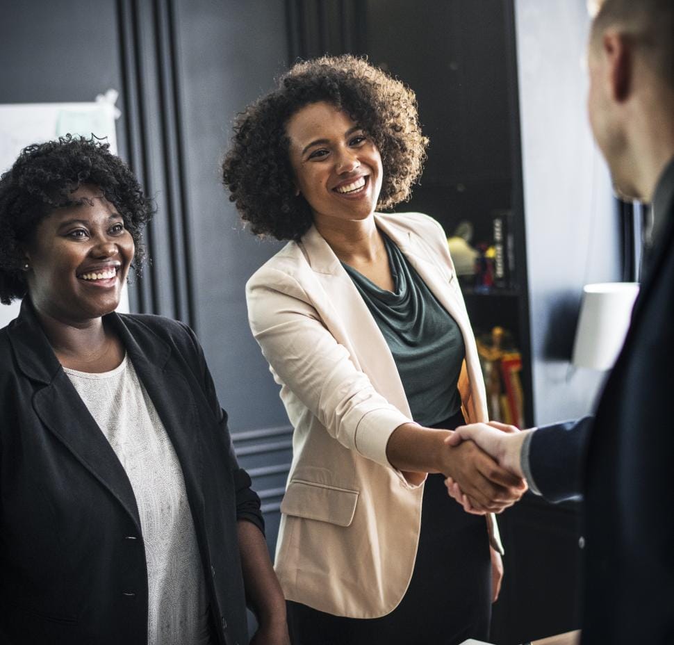 Equipe de colaboradores em ambiente de trabalho, representando parceria e cuidado empresarial