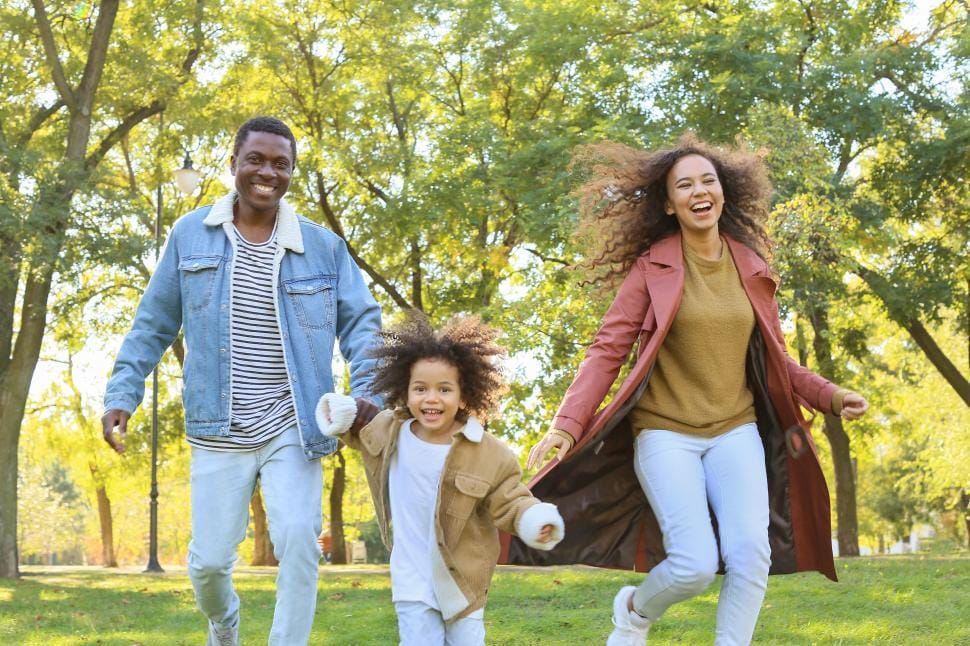 Família brasileira unida, transmitindo proteção e tranquilidade